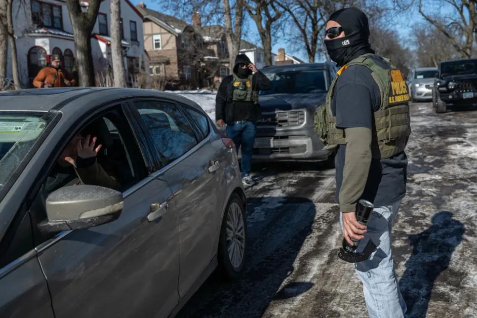 Các nhân viên an ninh đã chặn một chiếc xe ở Minneapolis để kiểm soát. Ảnh: THE NEW YORK TIMES