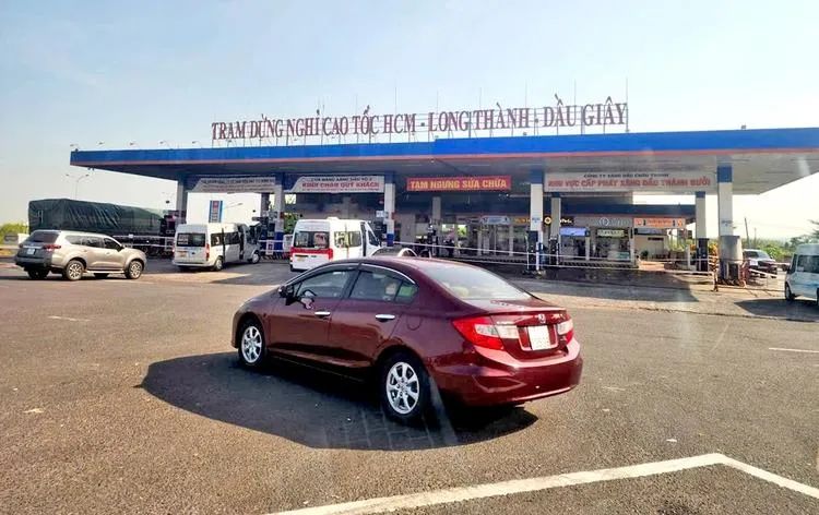 Một cây xăng trên cao tốc TPHCM - Dầu Giây có thông báo tạm ngưng bán xăng kể từ ngày 24-1. Ảnh: HÀ MI (BÁO TUỔI TRẺ)