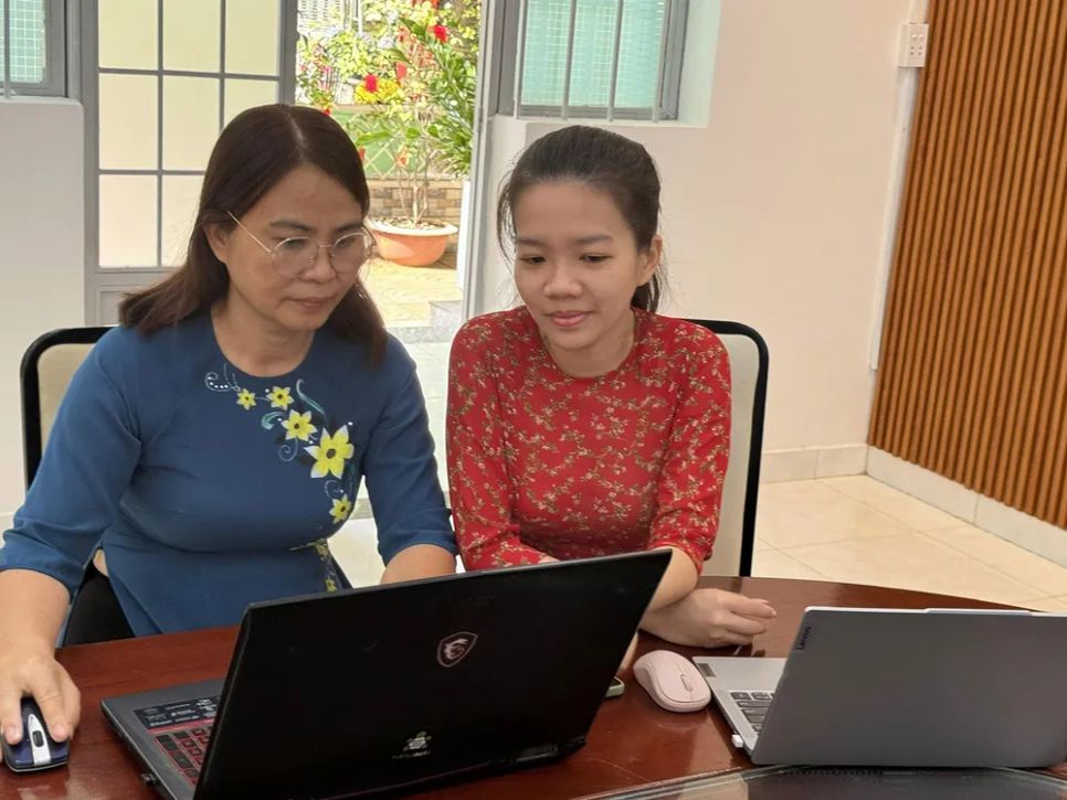 Giáo viên Trường Tiểu học Quang Trung (phường Tam Thắng, TPHCM) cập nhật thông tin học sinh trên cơ sở dữ liệu ngành. ẢNH: KHÁNH CHI