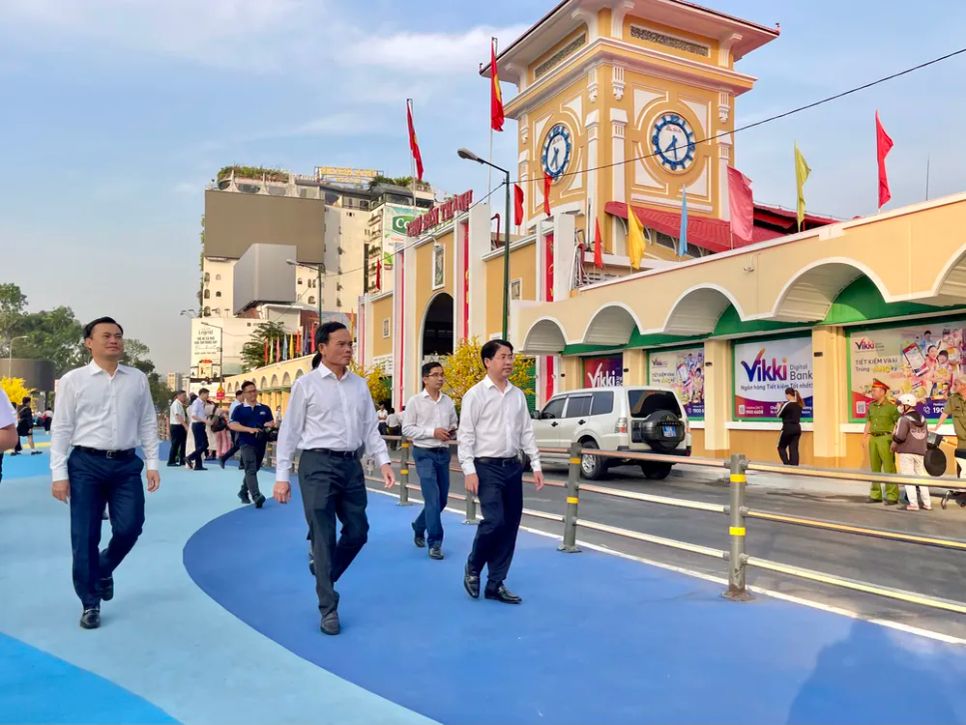 Bí thư Thành ủy TPHCM Trần Lưu Quang khảo sát khu vực chợ Bến Thành. Ảnh: HOÀNG HÙNG