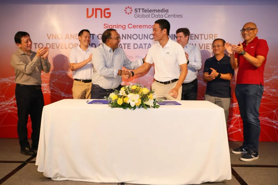 Đại diện STT GDC và VNG tại lễ ra mắt liên doanh và ký kết hợp tác phát triển trung tâm dữ liệu tại Việt Nam. Ảnh: STT GDC)