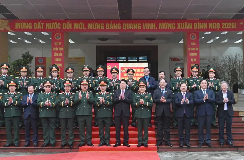 Chủ tịch nước Lương Cường và đoàn đại biểu Trung ương thăm, chúc tết các bộ, chiến sĩ Sư đoàn 316, Quân khu 2. Ảnh: VIẾT CHUNG