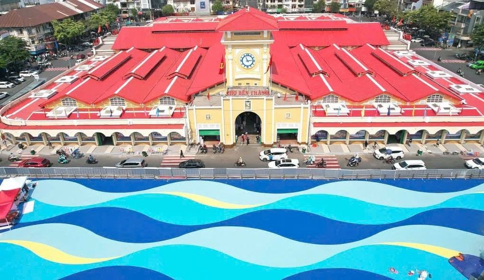 Hình ảnh khu vực phía trước Chợ Bến Thành sau khi chỉnh trang. Ảnh: Long Thuỷ