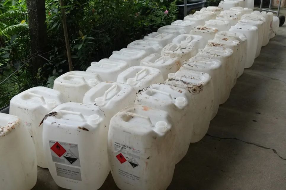 Can chứa axit acetic công nghiệp mà Lê Thị Lộc mua về để pha chế giấm giả. Ảnh: CACC