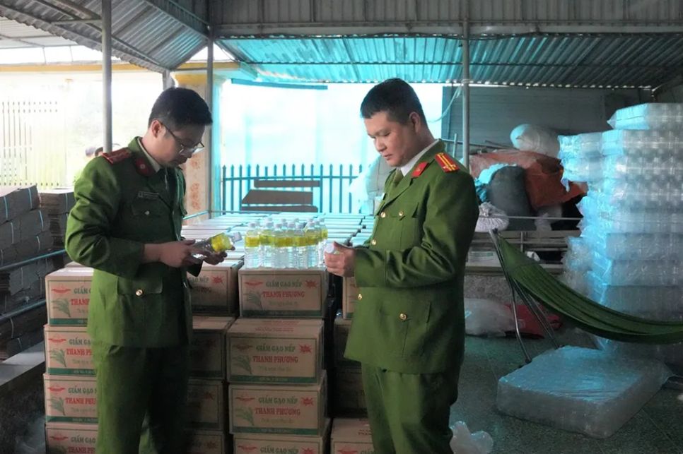 Lực lượng công an thu giữ tang vật. Ảnh: CACC