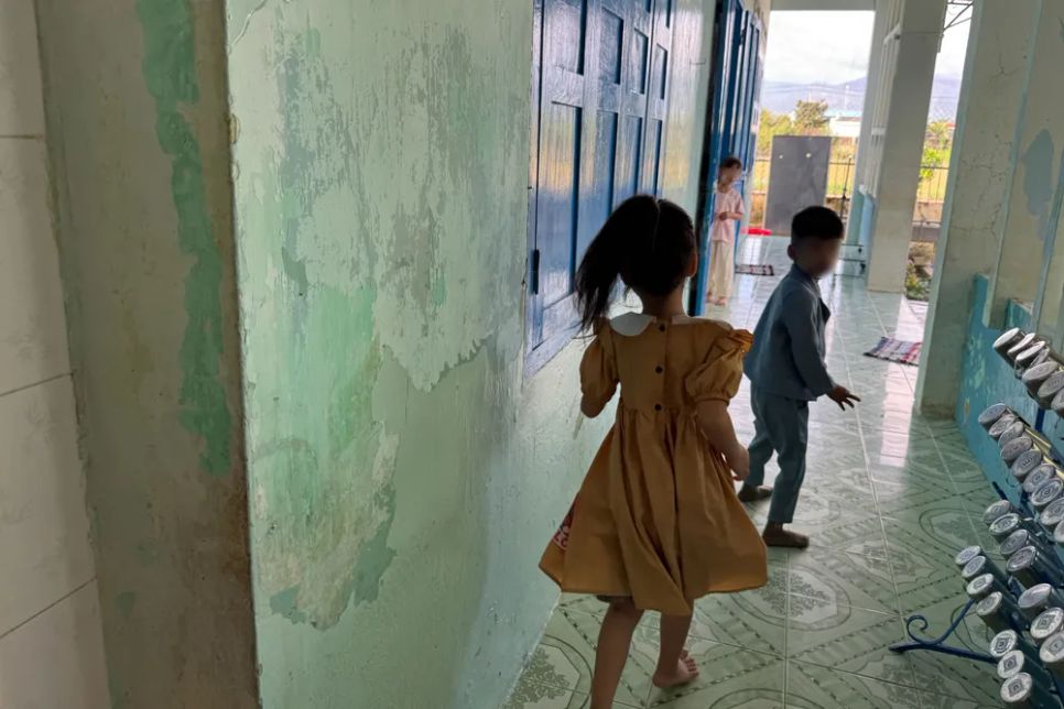 Hàng trăm trẻ học trong trường cũ nát vì dự án trường mới chậm tiến độ. Ảnh: THANH TRÀ