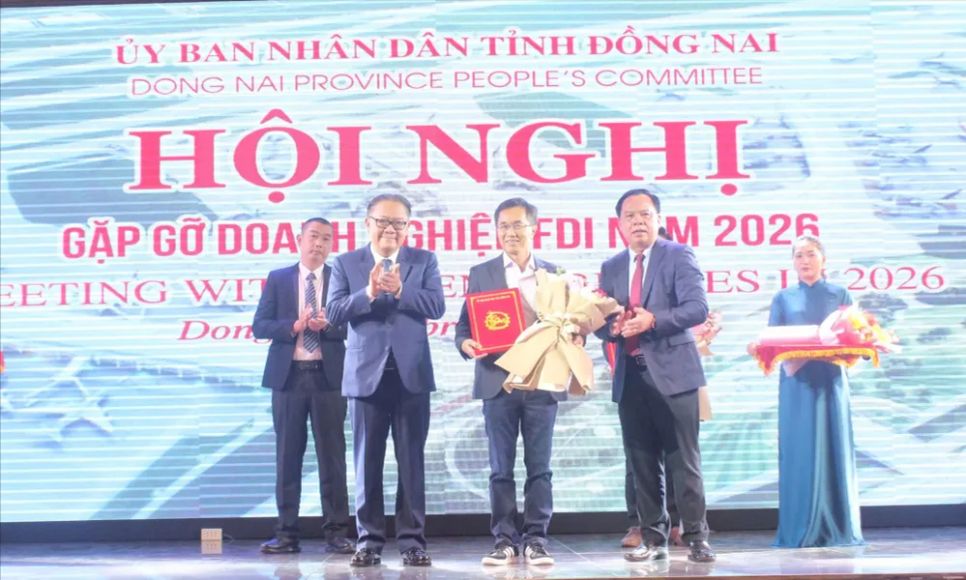 Lãnh đạo Tỉnh ủy, UBND tỉnh Đồng Nai trao giấy chứng nhận đầu tư cho đại diện các doanh nghiệp