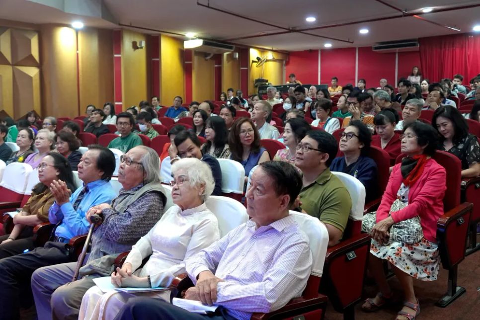 Văn nghệ sĩ và khán giả tham dự tọa đàm. Ảnh: THÚY BÌNH