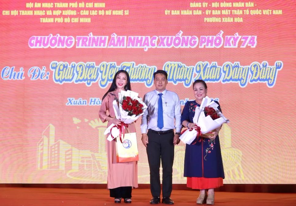 Chủ tịch UBND phường Xuân Hòa Nguyễn Hùng Hậu tặng hoa và thư cảm ơn đến các nghệ sĩ, ca sĩ biểu diễn trong Chương trình Âm nhạc xuống phố 