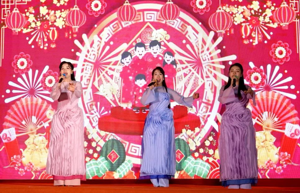 Nhóm Sen Việt biểu diễn ca khúc 