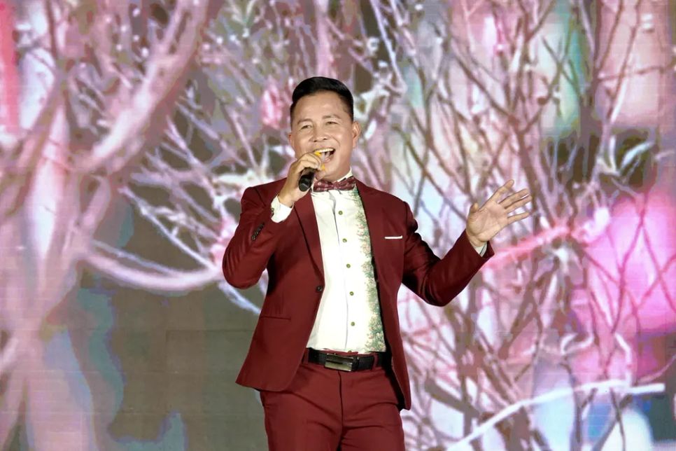 NSƯT Thanh Sử biểu diễn ca khúc 