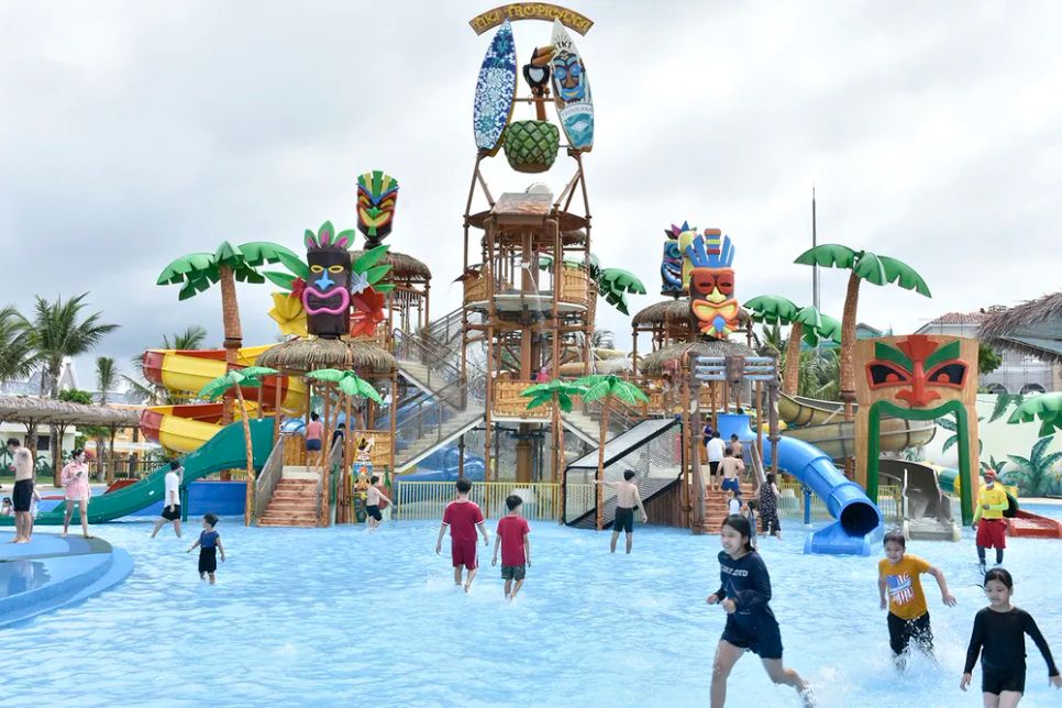 Du khách vui chơi tại Công viên Tropicana Hồ Tràm