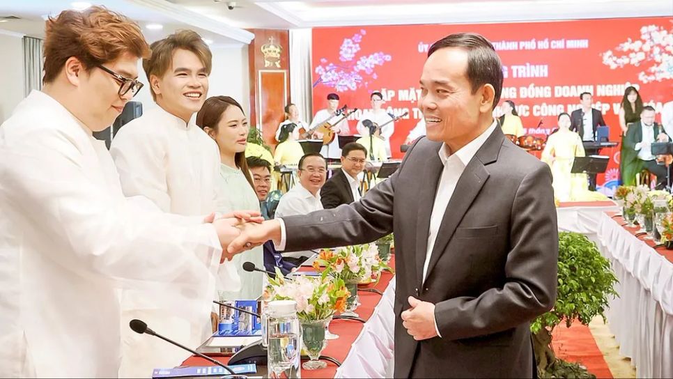 Bí thư Thành ủy TPHCM Trần Lưu Quang với nhóm sản xuất âm nhạc DTAP tại cuộc gặp mặt, ngày 5-2. ẢNH: HOÀNG HÙNG