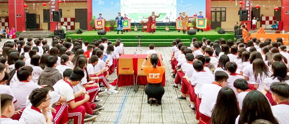 Nhà hát Cải lương Trần Hữu Trang biểu diễn trong chương trình Sân khấu học đường tại Trường Tiểu học - THCS - THPT Ngô Thời Nhiệm, phường An Lạc, TPHCM. ẢNH: THÚY BÌNH