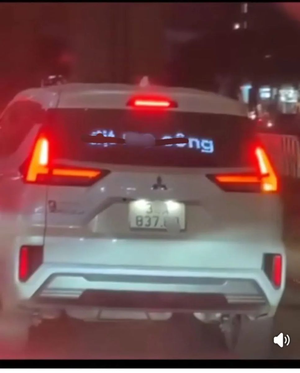 Hình ảnh xe ô tô chạy dòng chữ được cho là phản cảm, xúc phạm lực lượng công an nhân dân