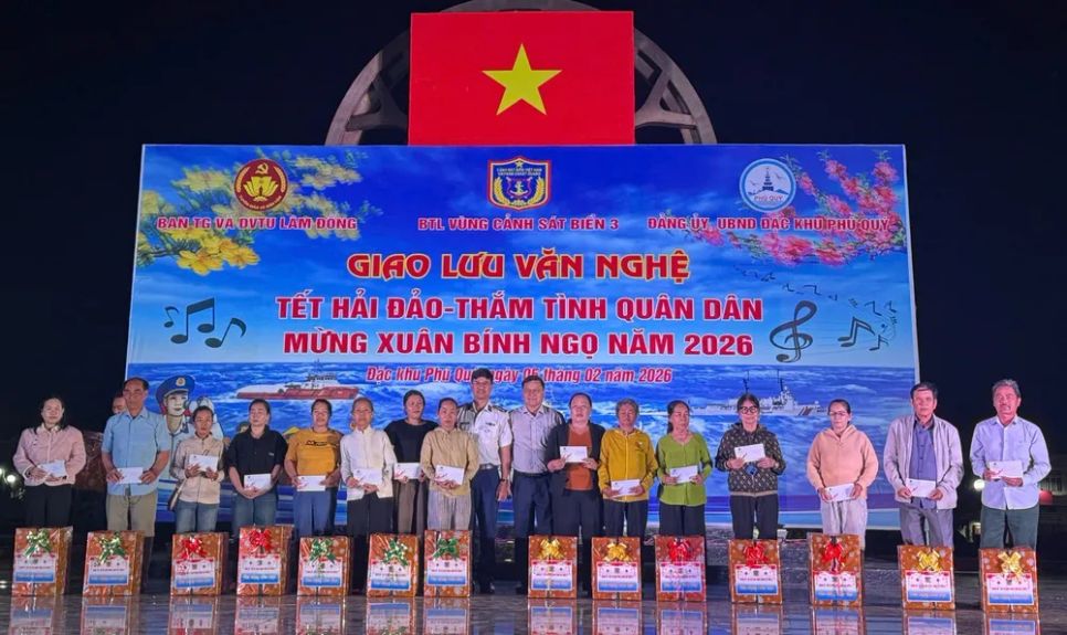 Đại tá Cao Xuân Quận, Phó Chính ủy Vùng Cảnh sát biển 3 tặng quà cho các gia đình chính sách và ngư dân có hoàn cảnh khó khăn