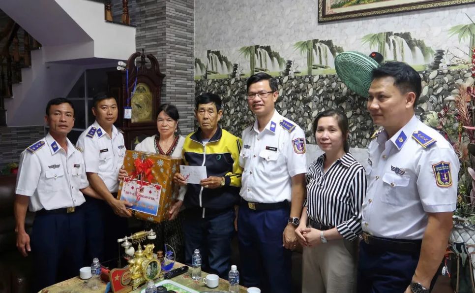 Đại tá Cao Xuân Quận, Phó Chính ủy Vùng Cảnh sát biển 3 tặng quà cho các gia đình chính sách và ngư dân có hoàn cảnh khó khăn ở đặc khu Phú Quý