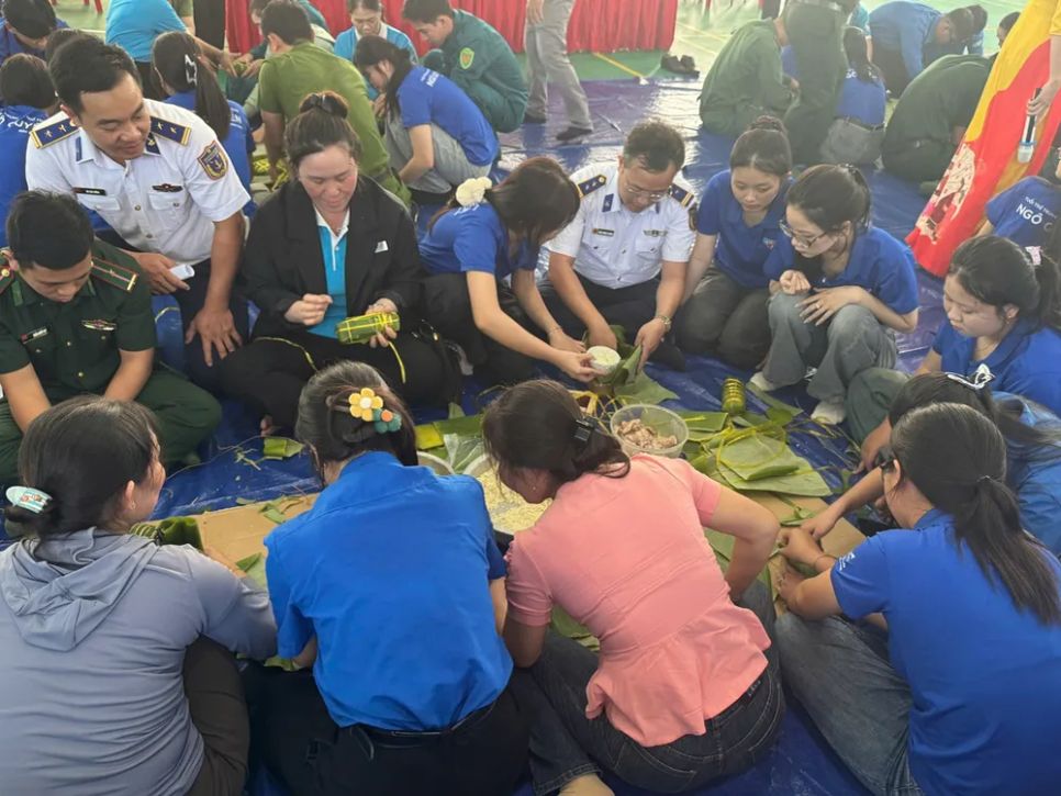 Đoàn công tác giao lưu, gói bánh chưng cùng người dân ở đặc khu Phú Quý