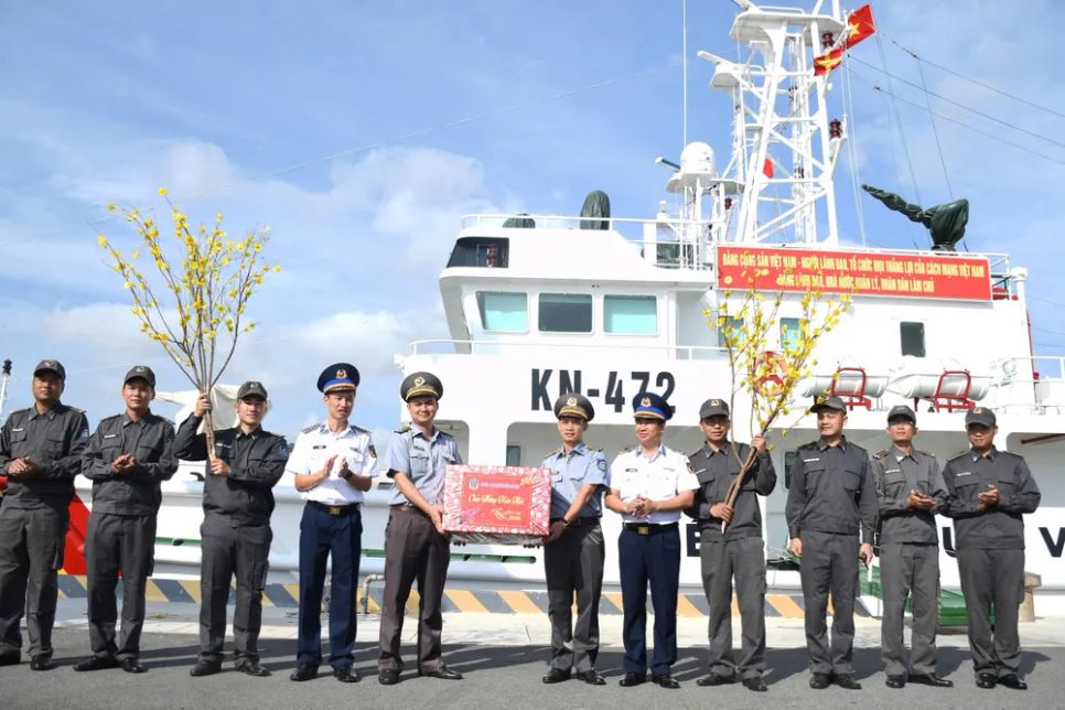 Đoàn công tác tặng quà tết cho cán bộ, chiến sĩ tàu KN 466 trước giờ lên đường thực hiện nhiệm vụ