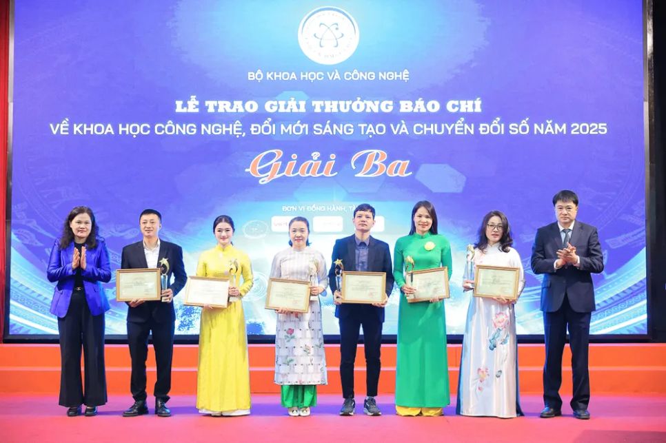 Đại diện các tác phẩm, nhóm tác phẩm đoạt giải ba được vinh danh tại buổi lễ. Ảnh: MST