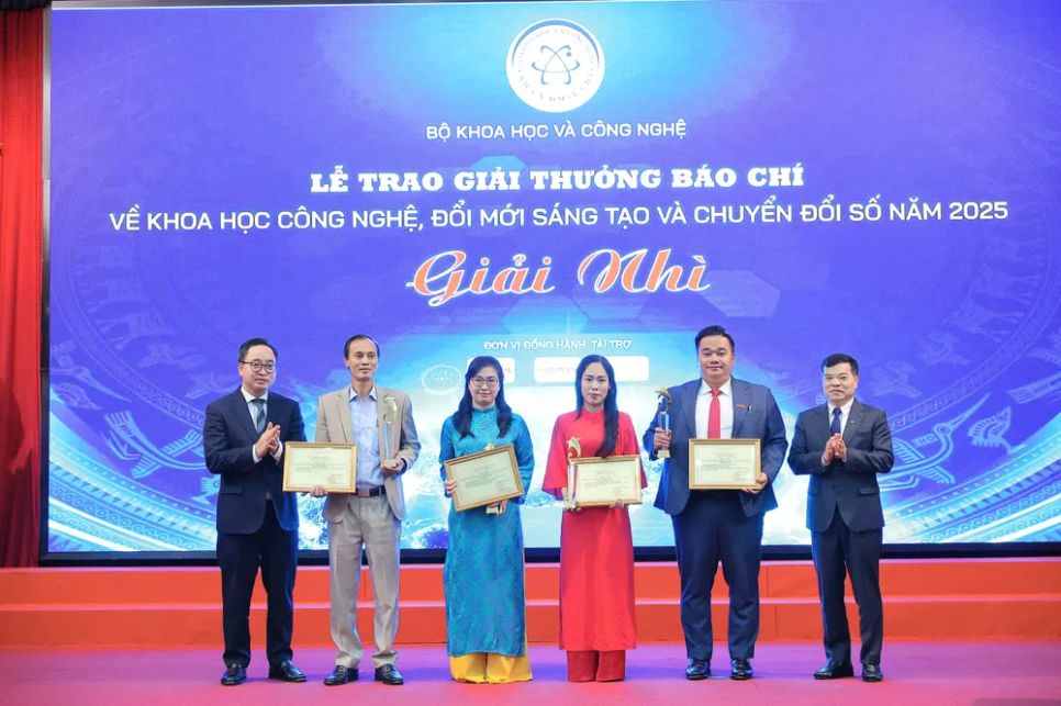 Đại diện các tác phẩm, nhóm tác phẩm đoạt giải nhì được vinh danh tại buổi lễ. Ảnh: MST
