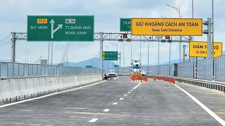 Cao tốc Quảng Ngãi - Hoài Nhơn đang tập trung hoàn thiện dứt điểm đưa vào nghiệm thu các hạng mục ATGT, phòng cháy chữa cháy, giấy phép đấu nối...