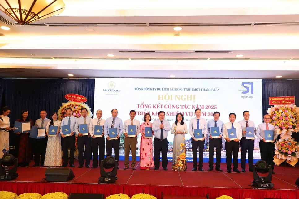 Saigontourist Group trao bằng khen cho các cá nhân đạt thành tích xuất sắc trong năm 2025.