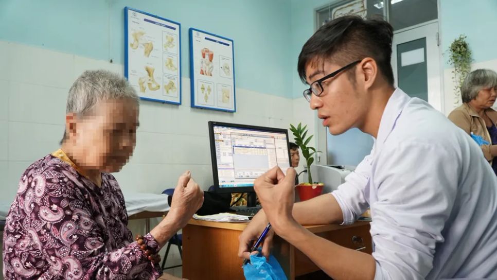 Bác sĩ thăm khám cho bệnh nhân mắc sa sút trí tuệ Bác sĩ thăm khám cho bệnh nhân mắc sa sút trí tuệ