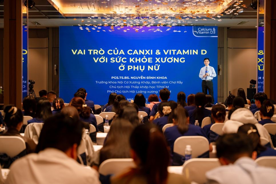 Hội thảo “Vai trò của Canxi và Vitamin D với sức khỏe xương ở phụ nữ”, chủ trì bởi PGS.TS.BS Nguyễn Đình Khoa - Phó Chủ tịch Hội thấp khớp học Việt Nam (VRA), Chủ tịch Hội Thấp khớp học TP.HCM