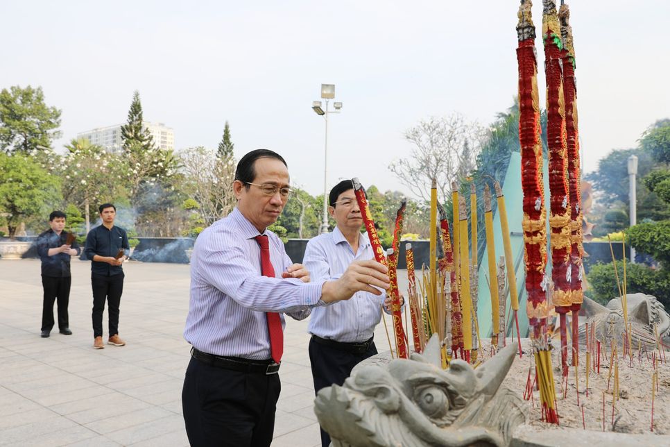 Đoàn do ông Trần Hoàng - Bí thư Chi bộ, Tổng Biên tập Tạp chí <i>Doanh Nhân Sài Gòn</i> làm trưởng đoàn.