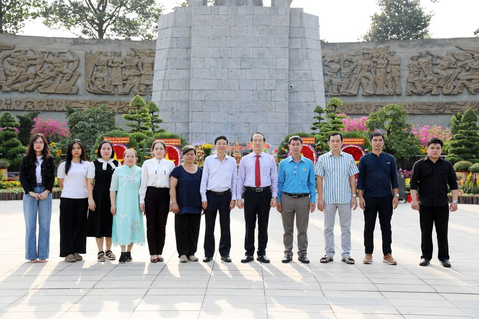 Tập thể Chi bộ, Công đoàn, Chi hội Nhà báo và viên chức, người lao động Tạp chí <i>Doanh Nhân Sài Gòn</i> chụp hình lưu niệm tại Đài tưởng niệm Nghĩa trang Liệt sĩ TP.HCM sáng 6/2