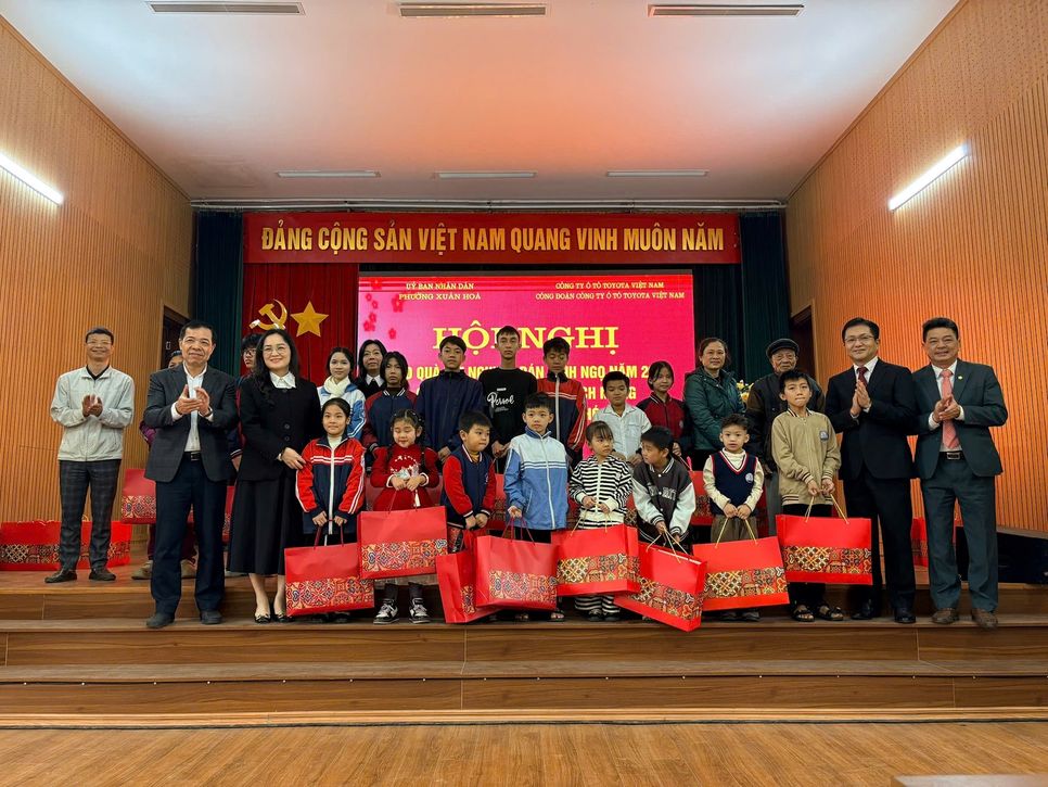 Lễ trao tặng quà Tết cho các gia đình có người có công với cách mạng và các gia đình có hoàn cảnh đặc biệt