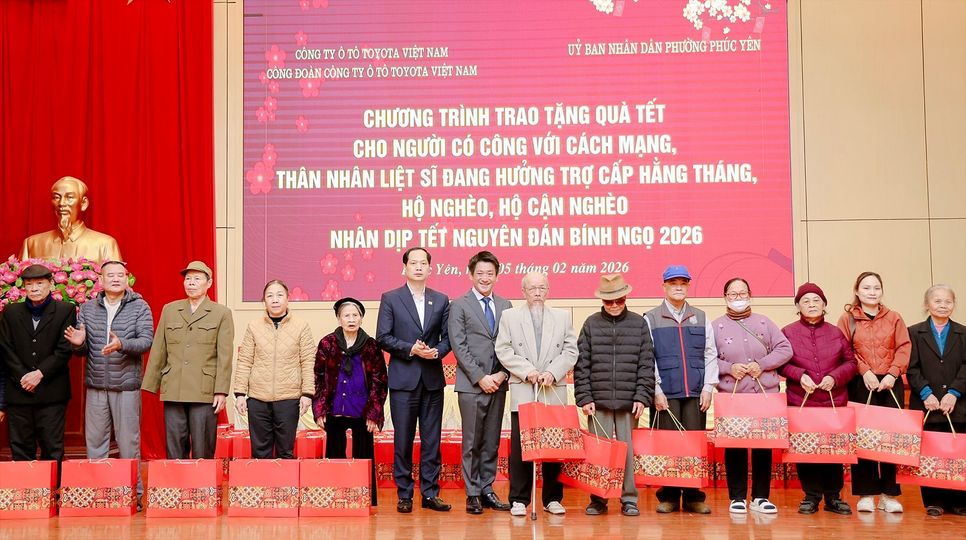 Lễ trao tặng quà Tết cho các gia đình có người có công với cách mạng và các gia đình có hoàn cảnh đặc biệt