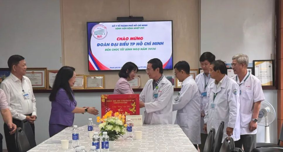 Phó Chủ tịch UBND TPHCM Trần Thị Diệu Thúy thăm, chúc mừng Bệnh viện Bệnh Nhiệt đới TPHCM
