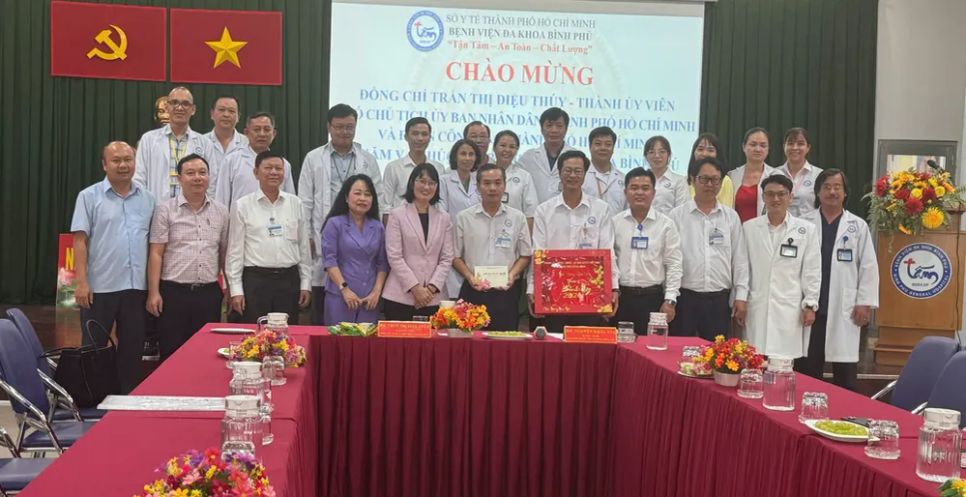 Phó Chủ tịch UBND TPHCM Trần Thị Diệu Thúy thăm, chúc mừng Bệnh viện Bình Phú