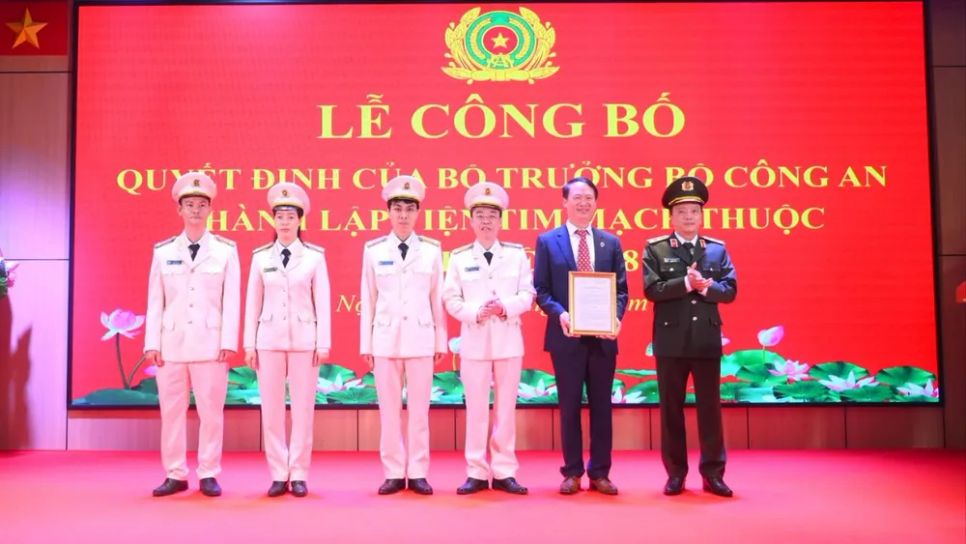 Thứ trưởng Đặng Hồng Đức trao quyết định của Bộ trưởng Bộ Công an về việc thành lập Viện Tim mạch thuộc Bệnh viện 19-8