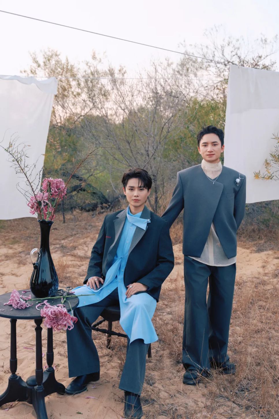 Phan Mạnh Quỳnh dành lời khen cho Tăng Duy Tân là một người có kiến thức về văn học, đã hỗ trợ anh thực hiện bài hát đúng ý tứ mà anh muốn truyền tải