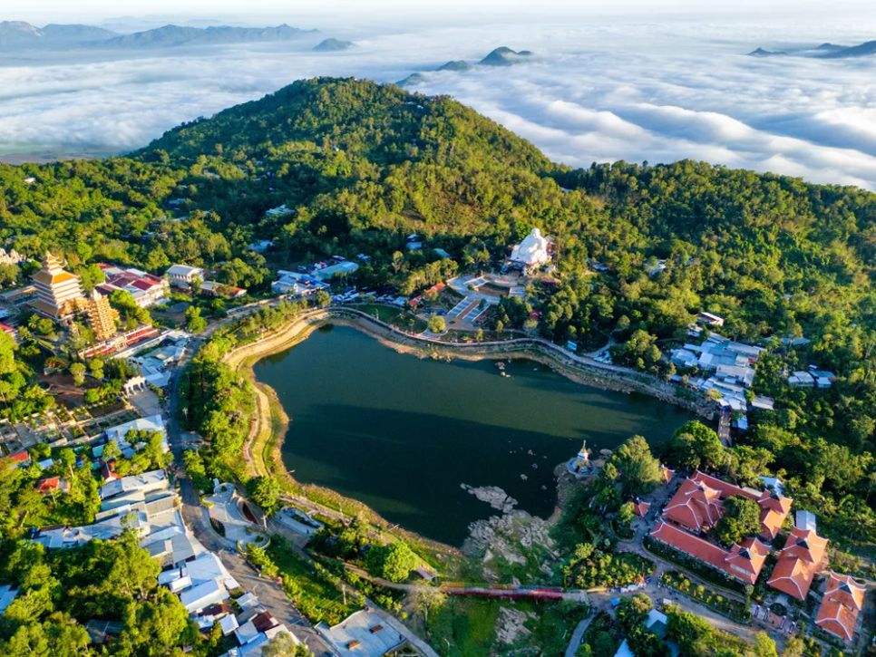 Du khách nườm nượp 'check-in' núi Cấm