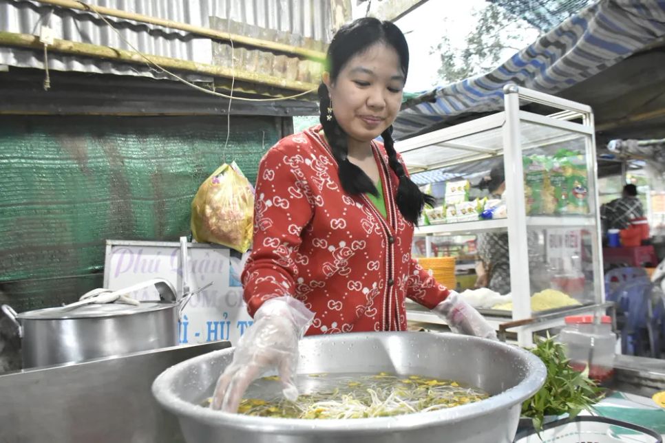 Du khách nườm nượp 'check-in' núi Cấm