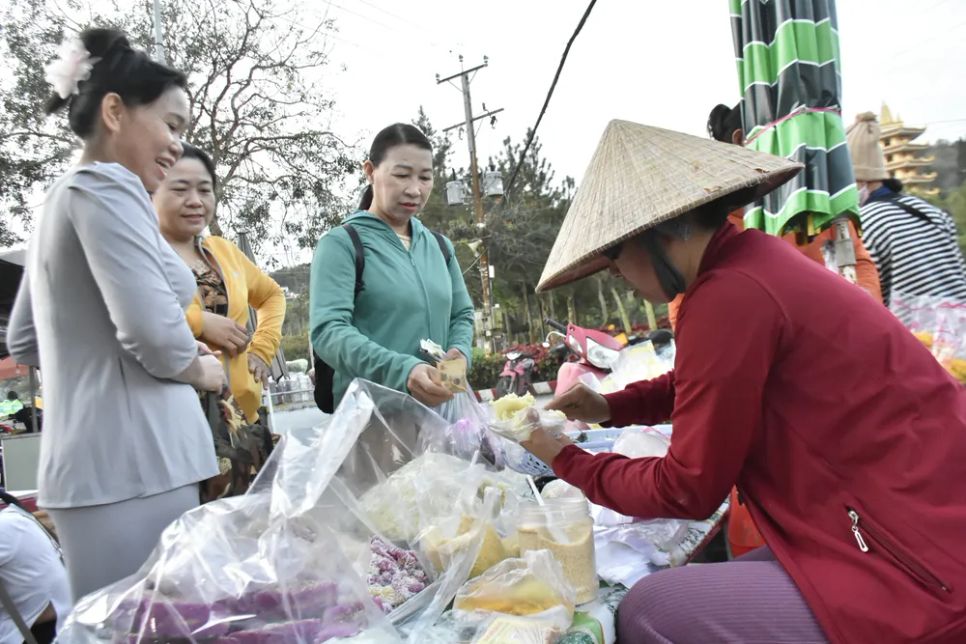 Du khách nườm nượp 'check-in' núi Cấm