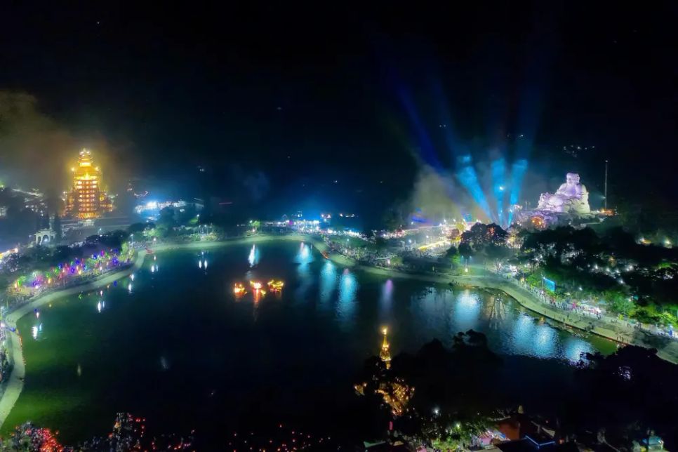 Du khách nườm nượp 'check-in' núi Cấm