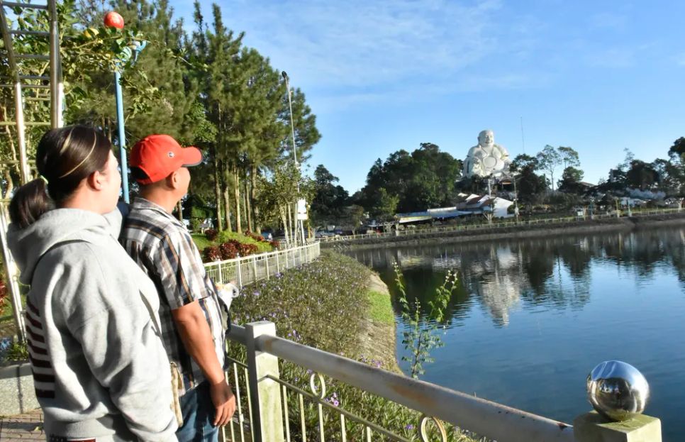 Du khách nườm nượp 'check-in' núi Cấm