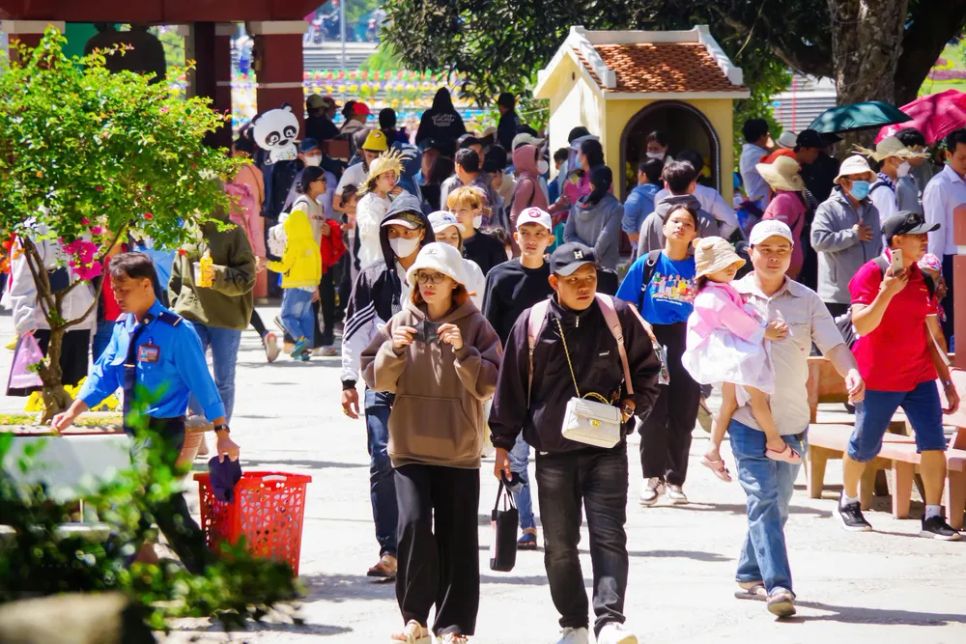 Du khách nườm nượp 'check-in' núi Cấm