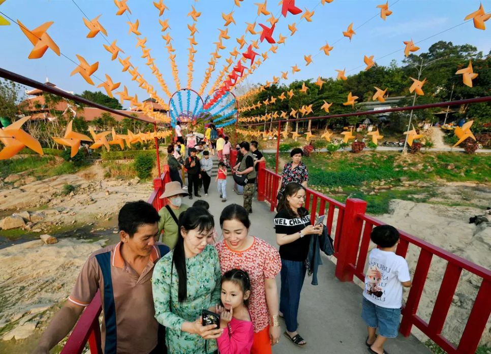 Du khách nườm nượp 'check-in' núi Cấm