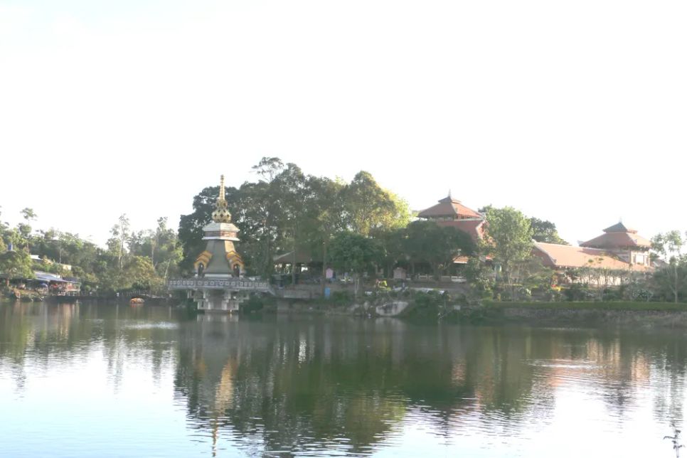 Du khách nườm nượp 'check-in' núi Cấm