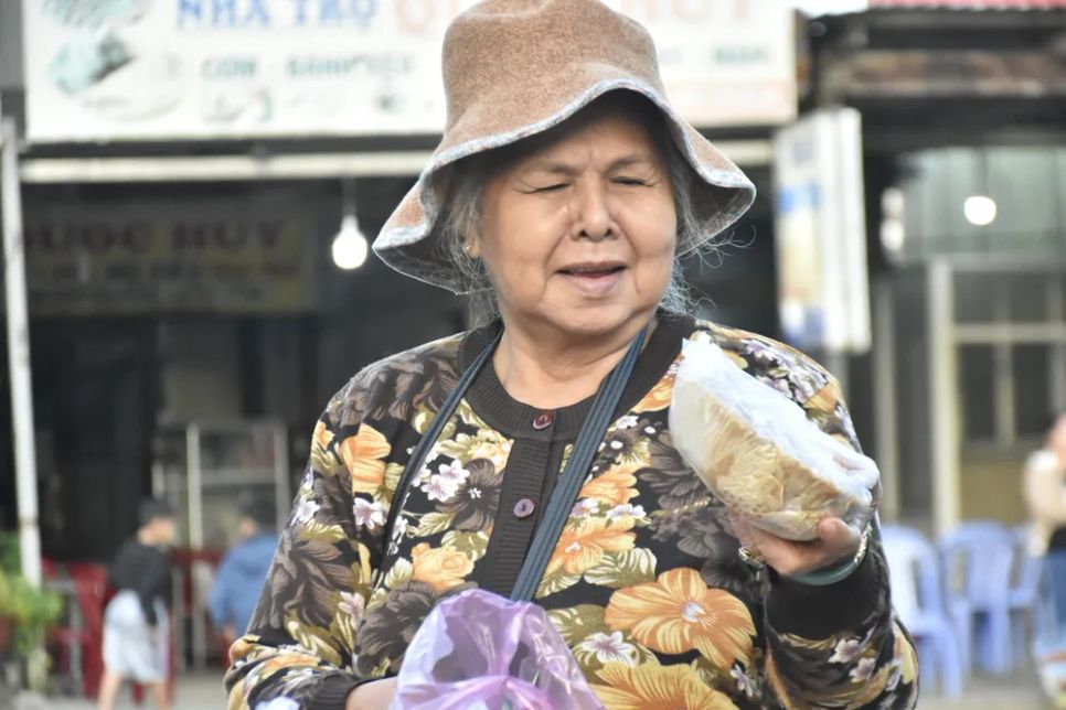 Du khách nườm nượp 'check-in' núi Cấm