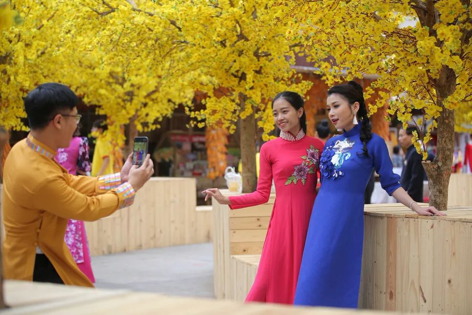 Người trẻ với niềm vui chụp ảnh cùng trang phục truyền thống vào dịp tết (ẢNH: DŨNG PHƯƠNG)