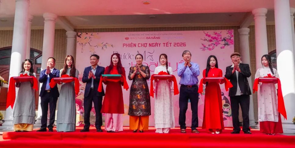 Các đại biểu thực hiện nghi thức khai mạc phiên chợ tết. Ảnh: XUÂN QUỲNH