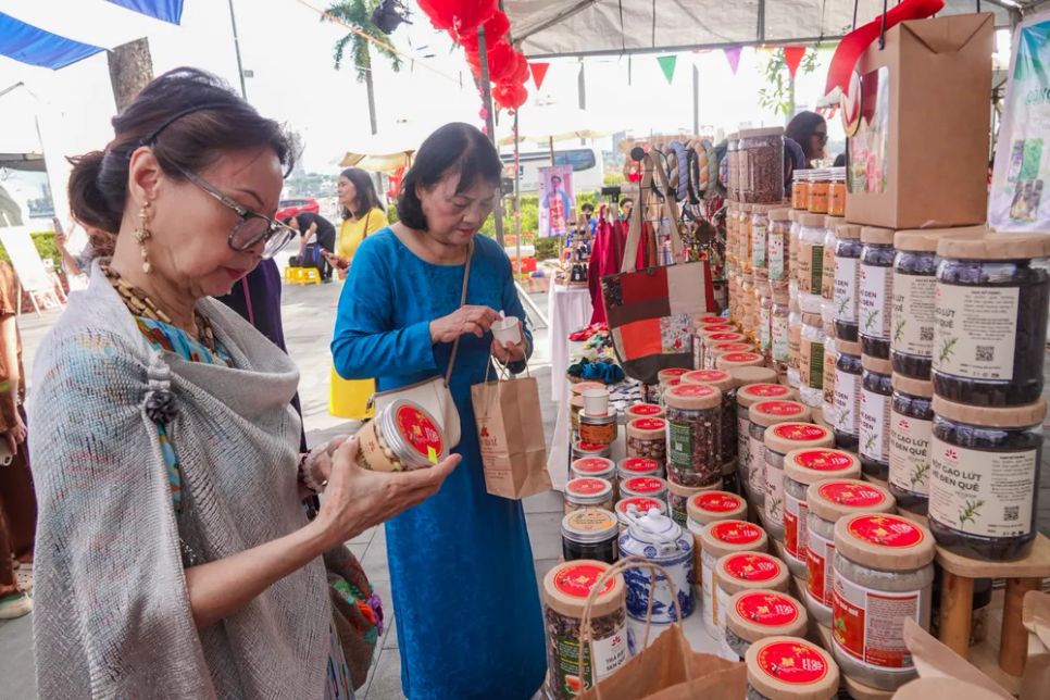 Khách tham quan mua sắm các sản phẩm sản xuất mang đậm hương vị quê hương xứ Quảng. Ảnh: XUÂN QUỲNH