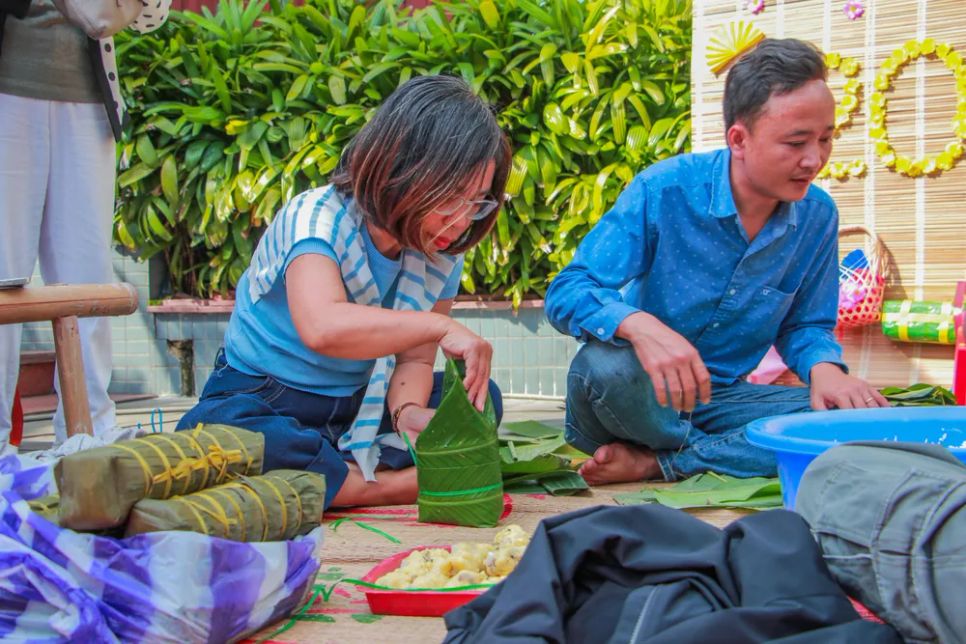 Người dân, du khách trải nghiệm gói bánh tét. Ảnh: THANH ÁI